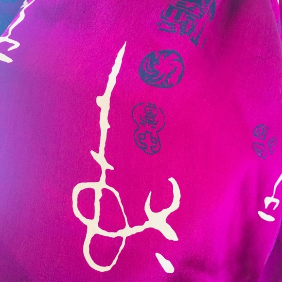 Silk scarf with Lettering on it fringe - Picture 3 of 7